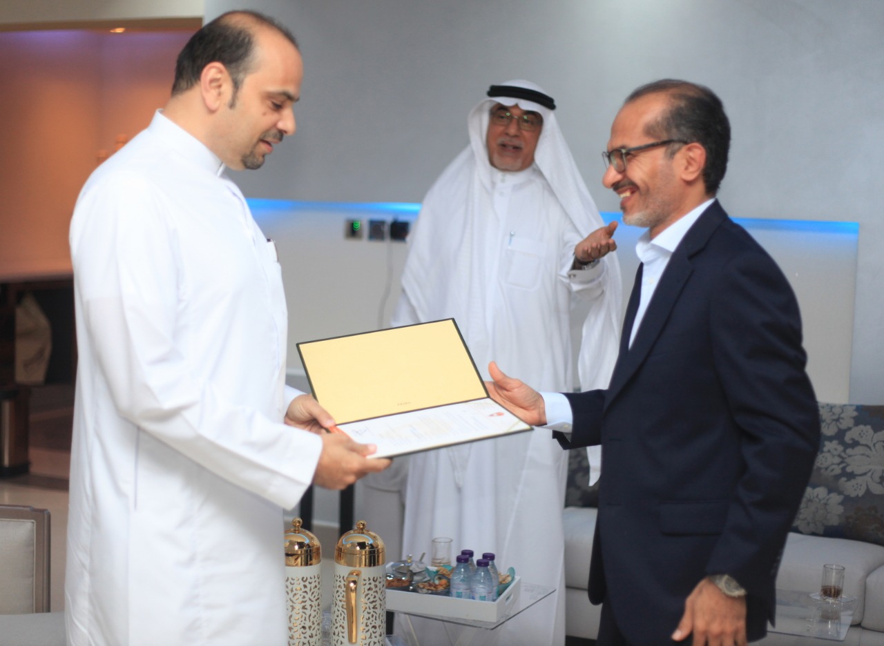 إدارة النادي واللجنة المساندة في زيارة رئيس الغرفة التجارية نادي مضر إدارة النادي واللجنة المساندة في زيارة رئيس الغرفة التجارية نادي مضر